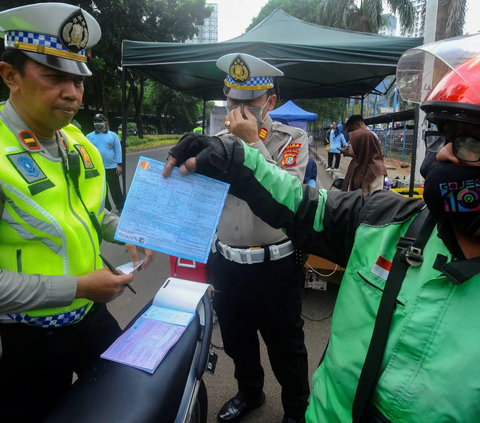 FOTO: Tilang Uji Emisi, Sejumlah Kendaraan Terjaring Razia Polisi di Lebak Bulus, Siap-Siap Keluar Rp500 Ribu Bagi yang Tak Lolos Uji