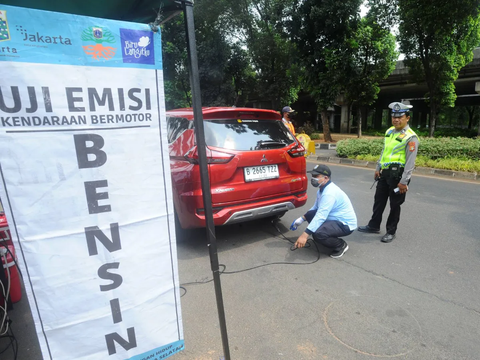 FOTO: Tilang Uji Emisi, Sejumlah Kendaraan Terjaring Razia Polisi di Lebak Bulus, Siap-Siap Keluar Rp500 Ribu Bagi yang Tak Lolos Uji