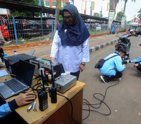 FOTO: Tilang Uji Emisi, Sejumlah Kendaraan Terjaring Razia Polisi di Lebak Bulus, Siap-Siap Keluar Rp500 Ribu Bagi yang Tak Lolos Uji