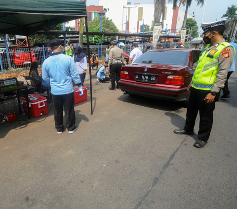 FOTO: Tilang Uji Emisi, Sejumlah Kendaraan Terjaring Razia Polisi di Lebak Bulus, Siap-Siap Keluar Rp500 Ribu Bagi yang Tak Lolos Uji