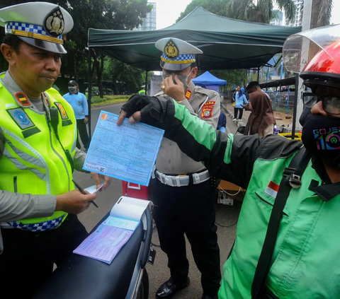 FOTO: Tilang Uji Emisi, Sejumlah Kendaraan Terjaring Razia Polisi di Lebak Bulus, Siap-Siap Keluar Rp500 Ribu Bagi yang Tak Lolos Uji