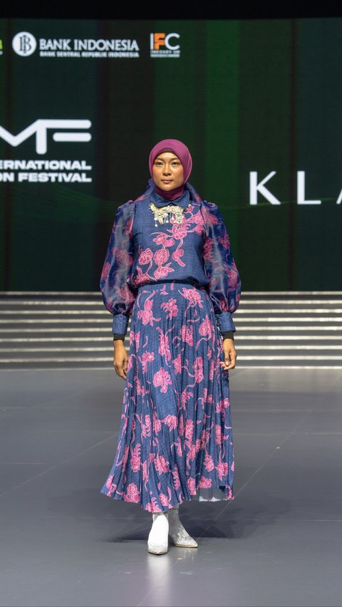 Tapis Cloth and Lagosi Packaged as Elegant Attire for Hijabers