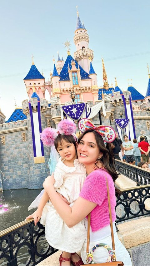 Potret Seru Shandy Aulia dan Putrinya Keliling Disneyland di Berbagai Negara