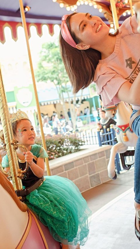 Potret Seru Shandy Aulia dan Putrinya Keliling Disneyland di Berbagai Negara