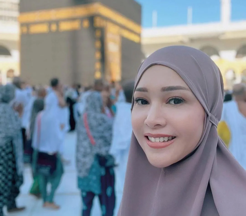 Maia Estianty Tiba-tiba Jadi Guide Dadakan saat Umrah, Pandu 17 Orang ke Raudhah