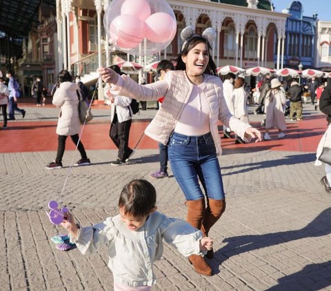 Potret Seru Shandy Aulia dan Putrinya Keliling Disneyland di Berbagai Negara