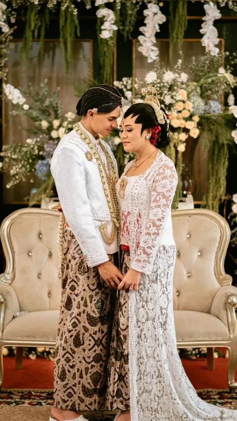 Bedah 2 Baju Adat Jawa Akad dan Penikahan Amanda Gonzales