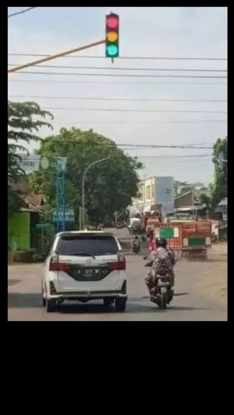 10 Potret Lampu Lalulintas Yang Membingungkan, Mau Jalan Apa Engga