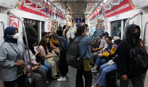 Manager Public Relations LRT Jabodebek, Kuswardoyo mengatakan gangguan yang terjadi pada LRT Cibubur line pagi tadi karena aliran listrik ke kereta terputus.<br>