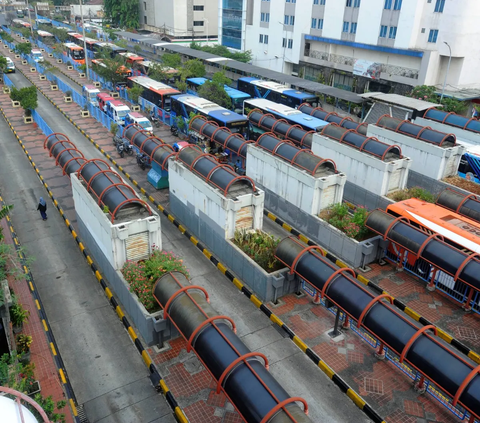 Aktivitas bus di terminal Blok M pun juga terlihat tak jauh berbeda dengan kondisi ruko-ruko yang sepi di dalamnya.