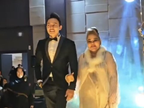 Potret Mesra Ibu Virgoun Bersama Jordan Ali, Bikin Heboh Jagat Maya