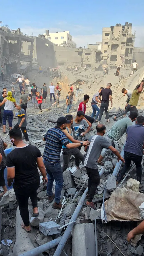 Dari foto yang terpantau itu terlihat sebuah kawah besar di antara reruntuhan<br>dan bangunan yang rusak akibat rudal Israel.