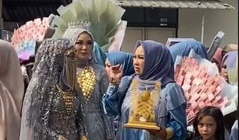 Sementara rombongan lain berbaris di belakang dan kompak mengenakan dress berwarna biru.