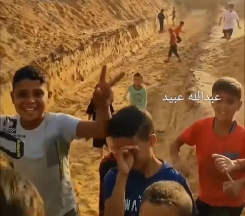 Pilu Momen Anak-Anak Gaza Riang Bermain di Kuburan Massal: 'Kami Akan Terkubur di dalamnya'