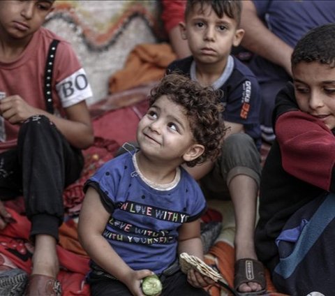 Pilu Momen Anak-Anak Gaza Riang Bermain di Kuburan Massal: 'Kami Akan Terkubur di dalamnya'