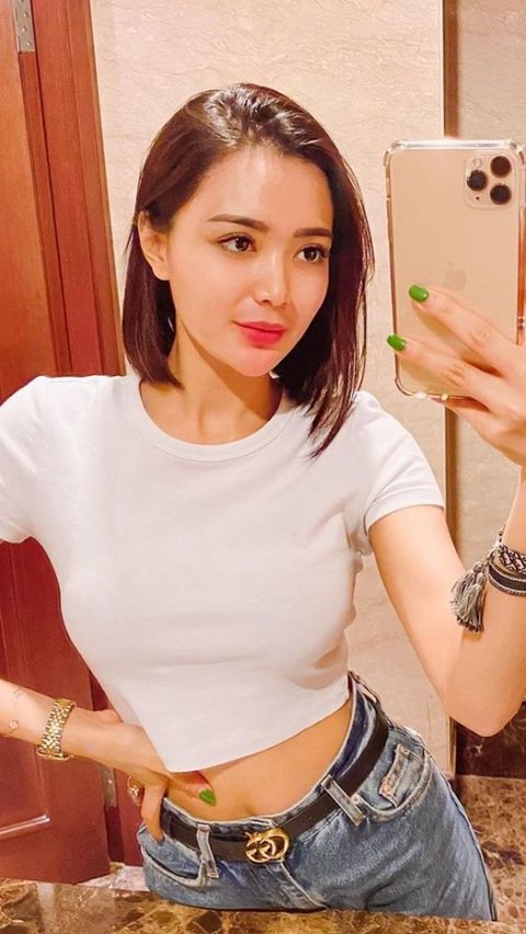 Menyegarkan mata, beberapa pose mirror selfie Wika Salim bikin salfok.