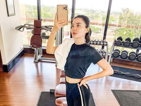 9 Potret Mirror Selfie Wika Salim,Terbaru Rebahan di Ranjang