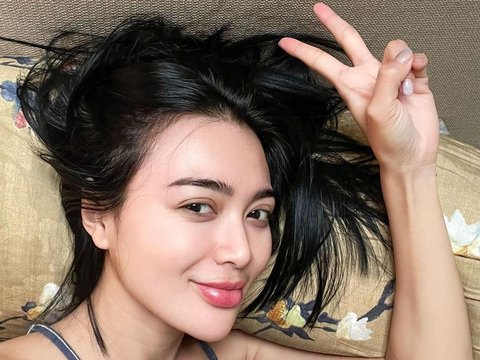 9 Potret Mirror Selfie Wika Salim,Terbaru Rebahan di Ranjang