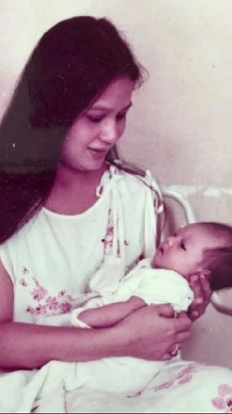 Ini adalah momen indah masa kecil Farah Quinn bersama ibunya yang berjasa. Bakat kuliner Farah tidak lain adalah warisan dari sang ibu, Nyayu Rachmawaty.