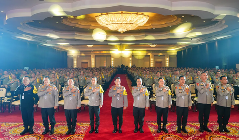 Tak hanya itu, Sigit menekankan, seluruh jajaran Polri juga harus mewaspadai meningkatnya eskalasi dinamika situasi global yang bisa berdampak di dalam negeri.  <br>