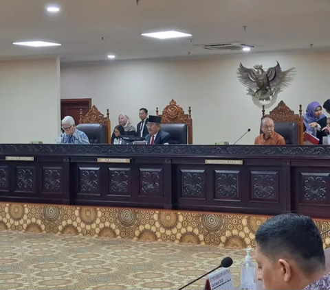 Denny mengusulkan kepada Ketua Majelis Kehormatan Mahkamah Konstitusi (MKMK) Jimly Asshiddique agar memerintahkan pemeriksaan ulang putusan terkait batas usia capres dan cawapres.