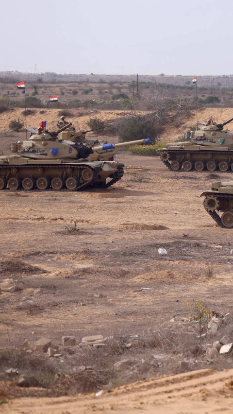 FOTO: Penampakan Puluhan Tank Tempur Mesir Disiapkan di Perbatasan Rafah Jalur Gaza