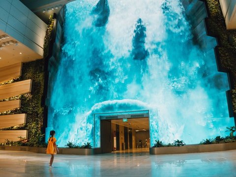Experience the Sensation of Nature Mixed with Modern Technology at Terminal 2 Changi Airport