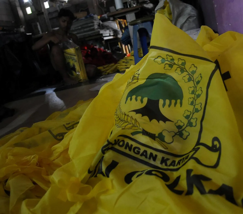 Produksi bendera partai-partai politik jelang Pemilu 2024 mulai ramai dipesan.<br><br>Hal itu bisa dilihat dari kesibukan para pekerja yang sedang menyelesaikan penjahitan bendera parpol pesanan di sebuah rumah industri tekstil di Jakarta, Rabu (1/11/2023).