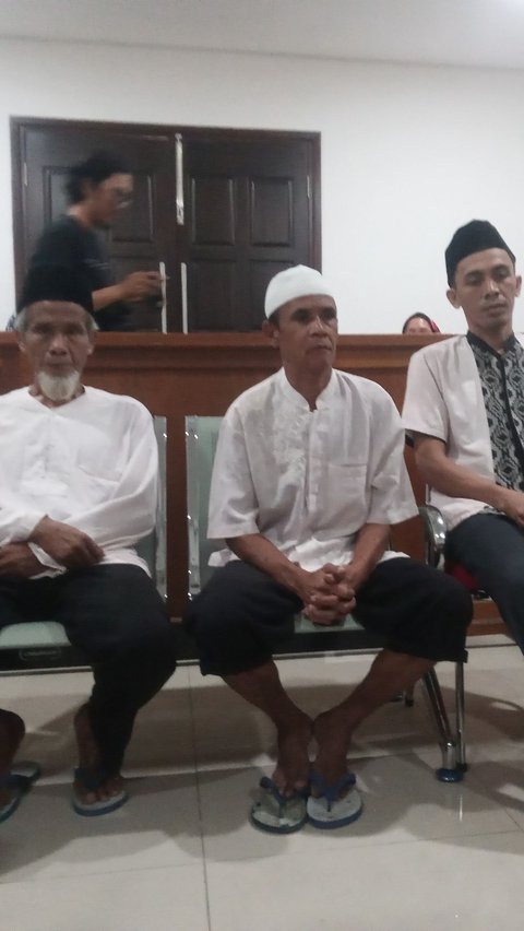 Dukun Aki, Sholihin & Dede, Pembunuh Satu Keluarga di Bekasi Divonis Penjara Seumur Hidup!<br>