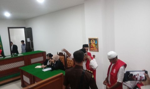 Dukun Aki, Sholihin & Dede, Pembunuh Satu Keluarga di Bekasi Divonis Penjara Seumur Hidup!
