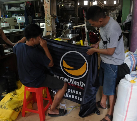 FOTO: Jelang Pemilu 2024, Pembuat Atribut Bendera Partai Politik Mulai Kebanjiran Pesanan