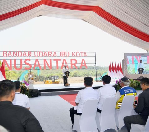 Presiden Joko Widodo atau Jokowi resmi memulai proyek pembangunan Bandara Ibu Kota Nusantara (IKN) di Kabupaten Penajam Paser Utara, Provinsi Kalimantan Timur, Rabu (1/11/2023). Hal itu ditandai dengan peletakan batu pertama atau groundbreaking.