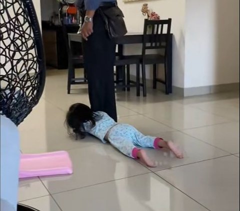 Funny Ritual of Father and Daughter Every Morning, Dragging Using Feet
