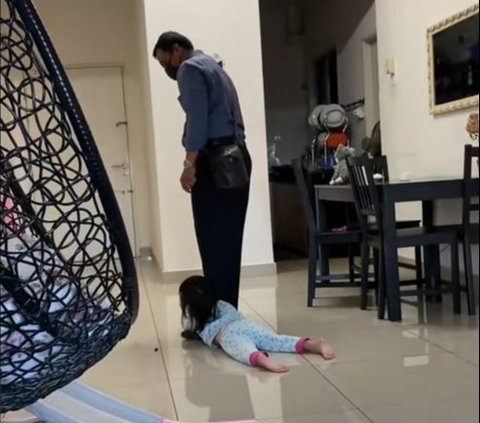 Funny Ritual of Father and Daughter Every Morning, Dragging Using Feet