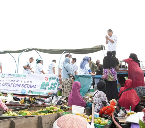 Dirut BPJS Kesehatan Beberkan Manfaat Program JKN di Pasar Apung Banjarmasin