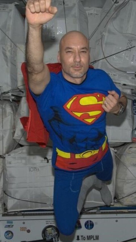 Ada Astronot Tiba-tiba Berubah Jadi Superman di Luar Angkasa, Ini Wujudnya