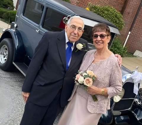 Failed to Move On After the First Meeting, 92-Year-Old Bachelor Marries Woman He Met 64 Years Ago