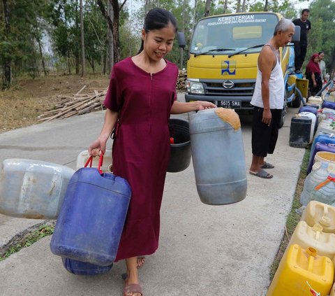 FOTO: Potret Dampak Kemarau Panjang di Kabupaten Bekasi, Sawah Kering Kerontang hingga Warga Berebut Air