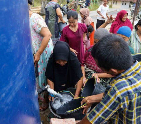 FOTO: Potret Dampak Kemarau Panjang di Kabupaten Bekasi, Sawah Kering Kerontang hingga Warga Berebut Air