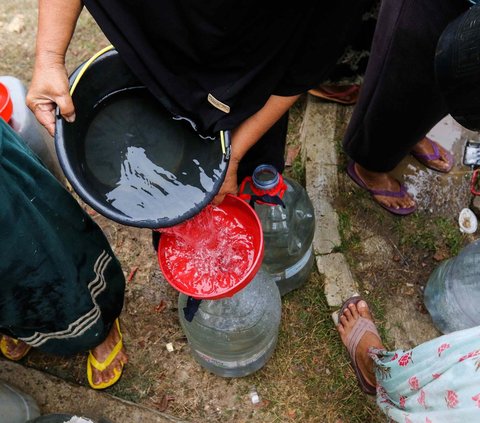 FOTO: Potret Dampak Kemarau Panjang di Kabupaten Bekasi, Sawah Kering Kerontang hingga Warga Berebut Air