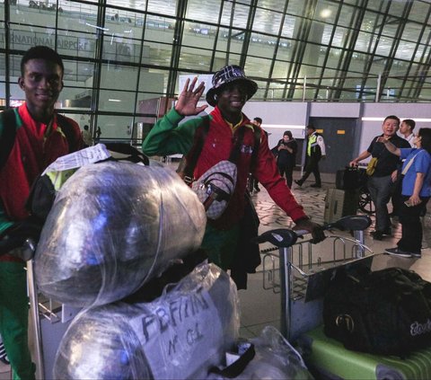 Timnas Burkina Faso U-17 asuhan pelatih Brahima Traore akhirnya tiba di Indonesia, pada Rabu (1/11/2023). Mereka mendarat di Bandara Soekarno Hatta, Tangerang, pukul 17.00 WIB.