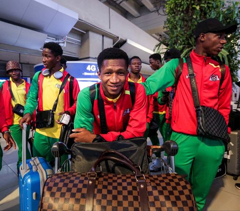 FOTO: Gaya Pemain Timnas Burkina Faso U-17 Tiba di Indonesia, Tebar Senyum dan Tenteng Tas LV