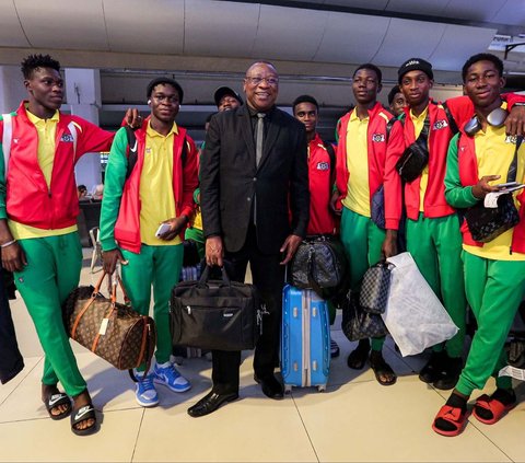 FOTO: Gaya Pemain Timnas Burkina Faso U-17 Tiba di Indonesia, Tebar Senyum dan Tenteng Tas LV