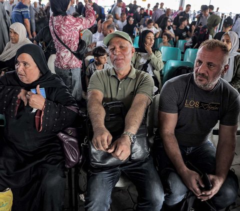 FOTO: Perbatasan Rafah Dibuka, Ratusan Orang Mulai Tinggalkan Jalur Gaza Menuju Mesir