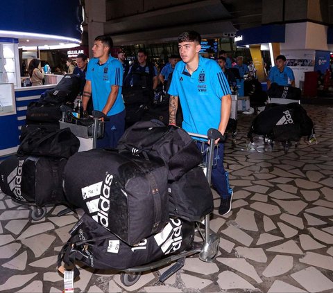 Timnas Argentina U-17 akhirnya tiba di Terminal 3 Bandara Soekarno Hatta, Tangerang, Banten, Rabu (1/11/2023) malam waktu setempat. Pasukan Diego Placente mengejar mimpi untuk meraih gelar juara pada Piala Dunia U-17 2023.