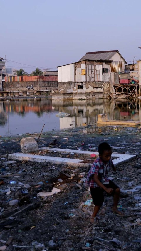 FOTO: Kemarau Panjang Surutkan Banjir Puluhan Tahun di Kampung Apung Jakarta, Makam-Makam Tua Bermunculan<br>