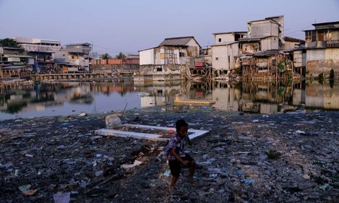 FOTO: Kemarau Panjang Surutkan Banjir Puluhan Tahun di Kampung Apung Jakarta, Makam-Makam Tua Bermunculan