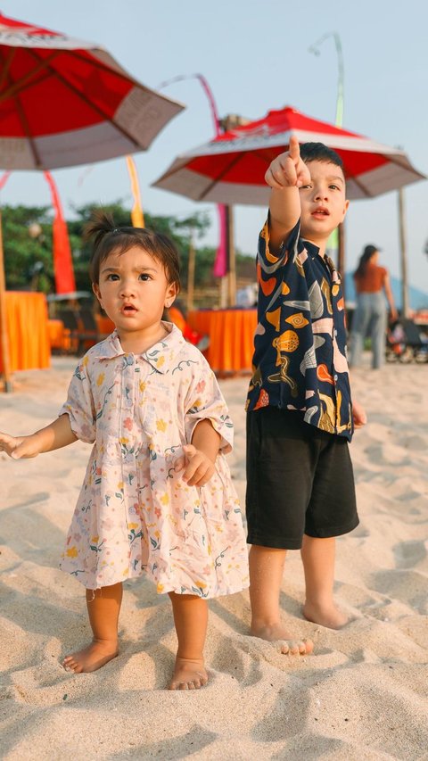 Anak-anak Irish Bella senang berenang di kolam villa setiap hari dan bermain pasir di pantai.