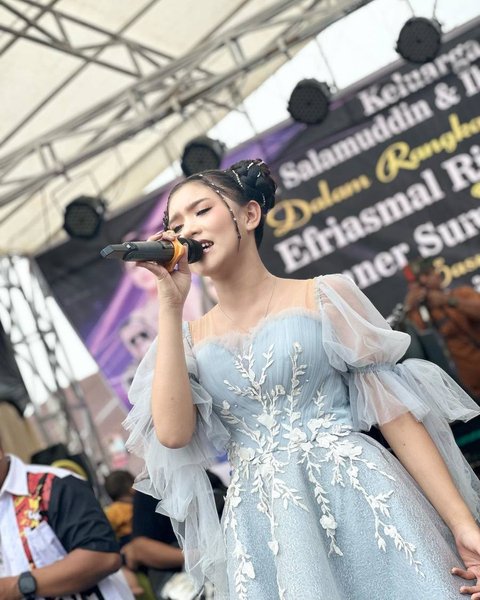 Dari kehidupan sederhana sebagai anak pengrajin kayu di pedesaan, Sridevi telah menjadi bintang tamu di berbagai acara Indosiar, termasuk D'Academy Asia Musim Keenam dan Indonesian Dangdut Awards (IDA) 2023.