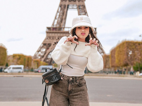 10 Gaya Kece Fuji Jalan-Jalan di Paris Bareng Dokter Ganteng, Netizen 'Vibesnya Cewek Korea Liburan di Eropa'